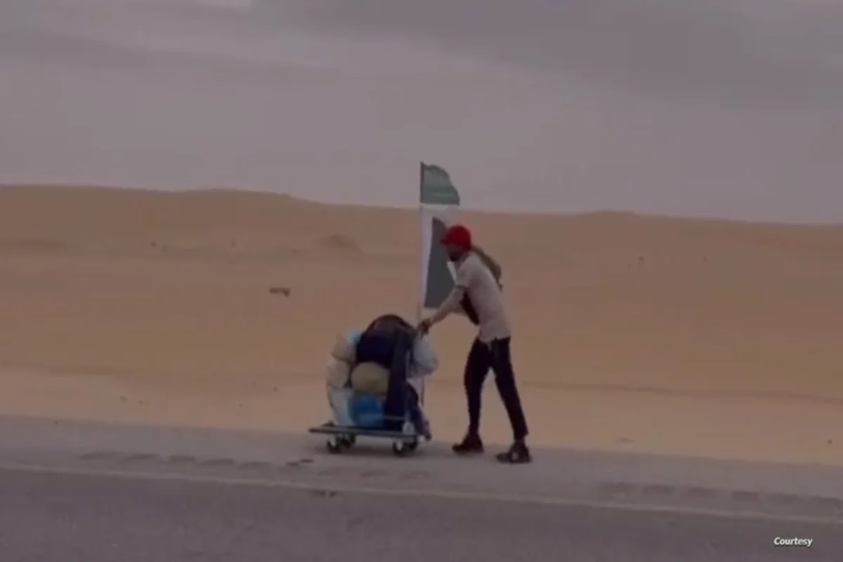 أنهى شاب باكستاني رحلة مشيًا على الأقدام تجاوزت 5,000 كيلومتر لأداء فريضة الحج في السعودية.